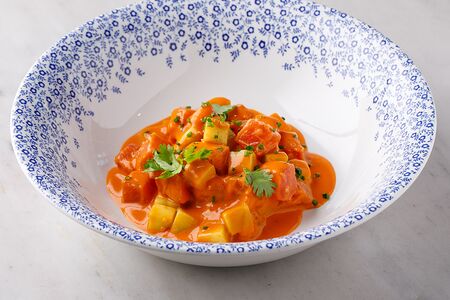 Тартар из тунца в соусе из печёной паприки