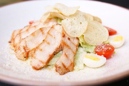 Салат Цезарь с курицей