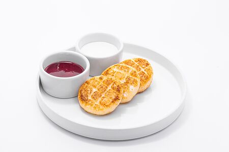 Сырники с малиновым джемом и сметаной