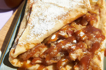 Блин с яблоками в карамели