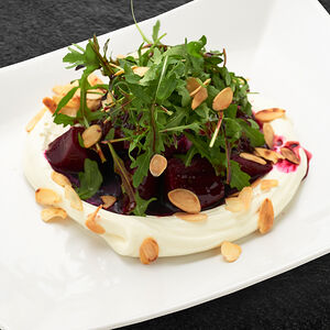 Салат со свёклой, рукколой и сливочным шисо