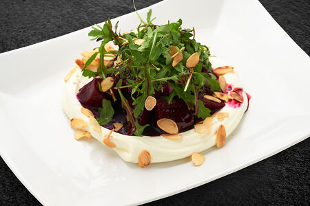 Салат со свёклой, рукколой и сливочным шисо
