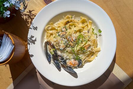 Мидии и игристое вино