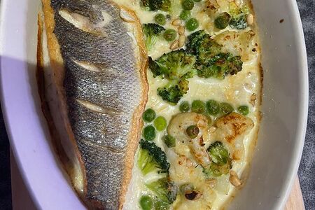 Сибас, запеченный с брокколи и цветной капустой