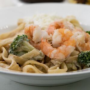 Паста с креветками и брокколи