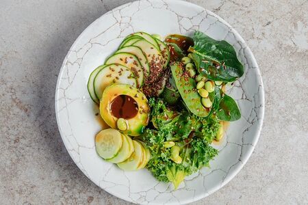 Зеленый салат с авокадо и азиатской заправкой