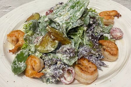 Салат с печеным баклажанами и креветками