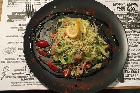 Салат лососем и креветками