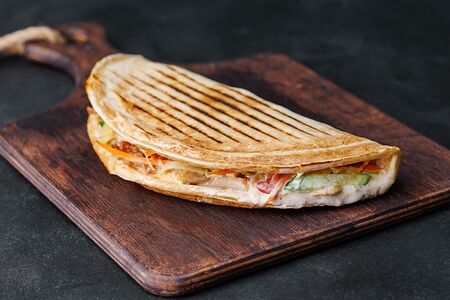 Закрытая пицца с курицей