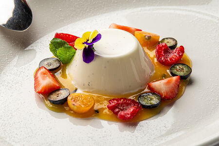 Панна котта с соусом из сезонных фруктов и ягод