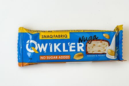 Батончик Qwikler нуга и арахис