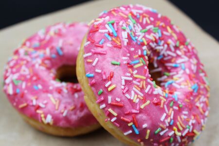 Пончик клубничный