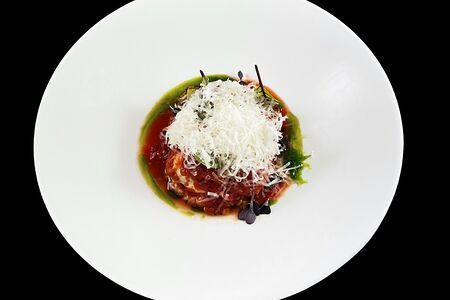 Лазанья из телятины с сыроежками и пармезаном