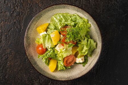 Салат с персиком и брынзой