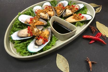 Мидии на пару под чесночным соусом