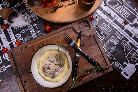 Бефстроганов из говяжей вырезки с пюре