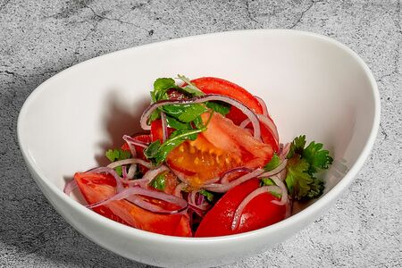 Томаты с красным луком