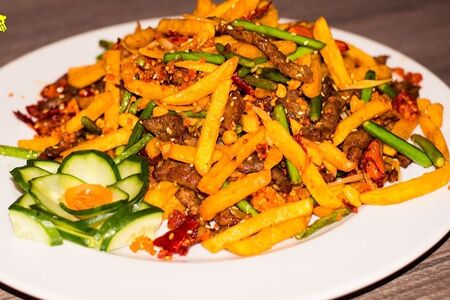 Говядина с картошкой фри и острым перцем