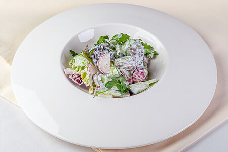 Салат из свежего огурца и редиса