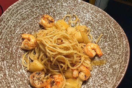 Лапша с креветками и ананасом в кисло-сладком соусе