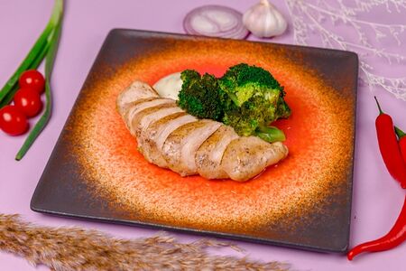 Куриная грудка с опаленной брокколи