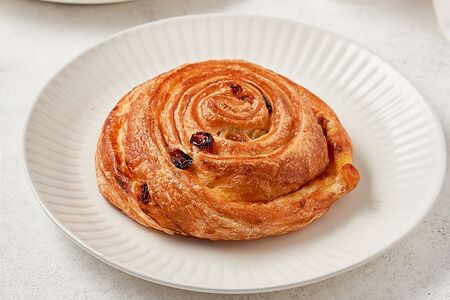 Улитка с изюмом и солёной карамелью