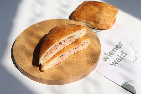 Слойка с ветчиной и моцареллой