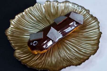 Шоколадный эклер с банановой карамелью