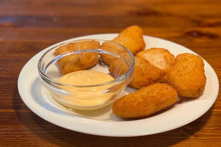 Наггетсы с сырным соусом