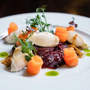 Салат из свеклы, сливочного сыра и семги собственного посола