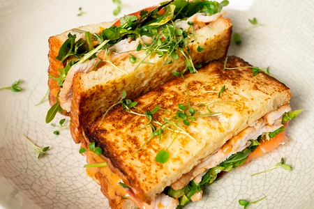 Сэндвич с пастрами из индейки с овощами