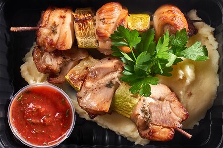 Шашлычки из курочки с картофельным пюре, овощами и красным соусом
