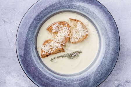 Сырный крем-суп с гренками