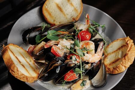 Соте из тигровых креветок и мидий