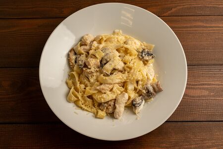 Феттуччине с куриной грудкой и шампиньонами