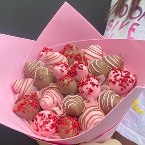 Букет из клубники в шоколаде нежно-розовый