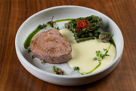 Обожженный тунец со спаржей и апельсиновым соусом