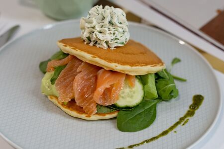Панкейки с лососем и соусом из авокадо