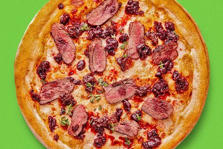 Пицца с олениной-гриль и копченой вишней