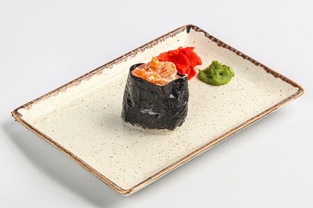 Гункан с лососем