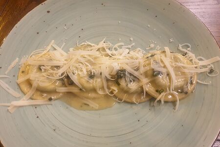 Равиоли с мортаделлой и рикоттой под трюфельным соусом