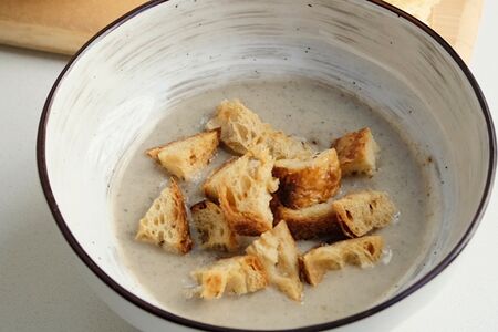 Грибной крем-суп с гренками
