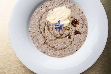 Конопляная каша с медом, бананом и заварным кремом