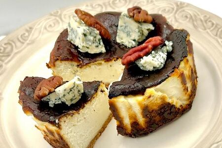 Баскский чизкейк с дорблю и орехом пекан