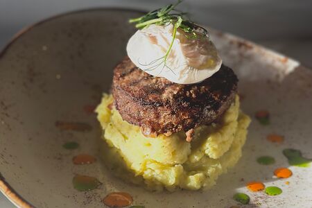 Бифштекс с яйцом пашот