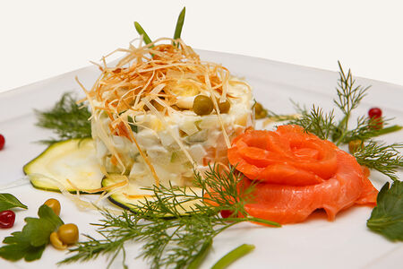 Салат Оливье с лососем слабой соли