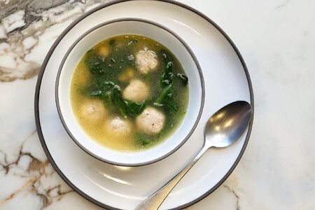 Суп из молодого шпината с куриными клецками