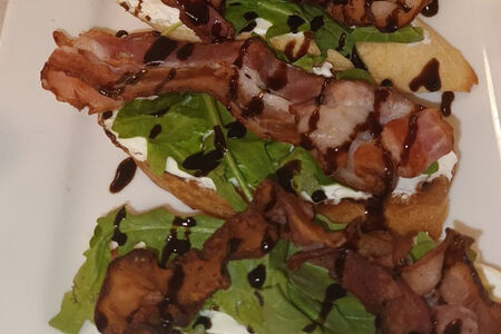 Брускетта с беконом