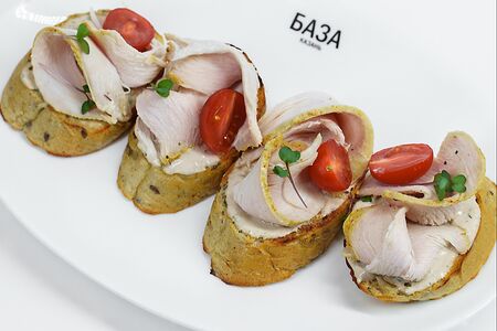 Брускетта с индейкой и томатами