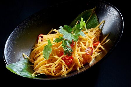 Тайский пряный салат из зеленых манго и арахиса